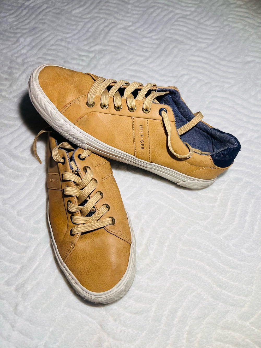 Tommy Hilfiger Tan Leather Low-Top Sneakers with Navy Lining 0016